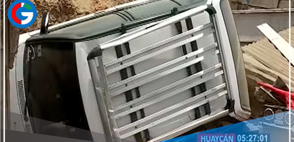 Auto aplasta casa y dueño de inmueble se salva de milagro en Huaycán