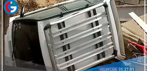 Auto aplasta casa y dueño de inmueble se salva de milagro en Huaycán