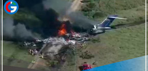 Avión se estrella y se incendia con 21 personas a bordo en Texas