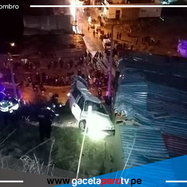 Huancavelica: Auto se despista más de 80 metros y colisiona contra vivienda