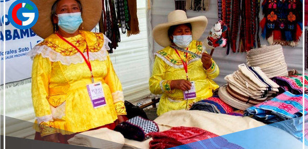 Artesanos ofertan productos declarados patrimonio cultural en feria Ruraq Maki en Cajamarca 