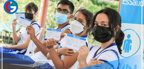 ¿Los niños y adolescentes se colocan las mismas vacunas que los adultos? 