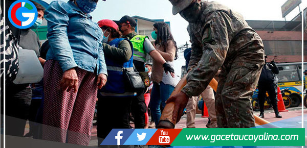 Ejército distribuye agua potable a población afectada por aniego en SJL