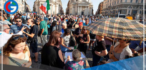 Disponen que los no vacunados solo puedan comprar bienes esenciales en Italia 