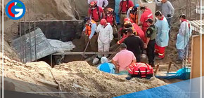 En Villa María del Triunfo bomberos rescatan a tres obreros que quedaron sepultados tras derrumbe en construcción informal