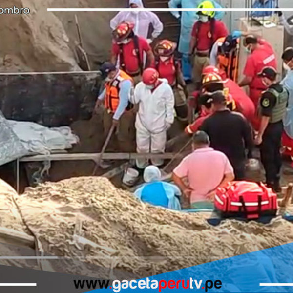 En Villa María del Triunfo bomberos rescatan a tres obreros que quedaron sepultados tras derrumbe en construcción informal