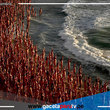 Miles de personas se desnudan en una playa australiana