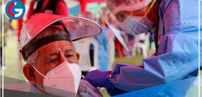 Adultos mayores necesitan tercera dosis; dos no son suficientes 