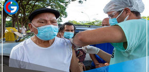 Los casos de la COVID-19 bajan en el mundo, pero suben las muertes, según la OMS