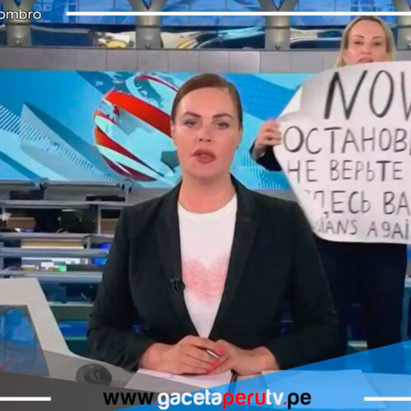 Una mujer se muestra en noticiero ruso con una pancarta en contra de la Guerra