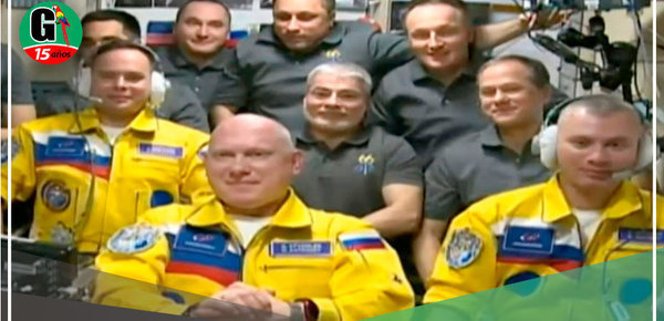Cosmonautas rusos llegaron a la Estación Espacial Internacional vestidos de amarrillo y azul