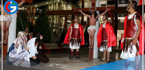 Estudiantes universitarios de Arequipa representaron el Vía Crucis