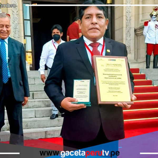 Detenido por caso Los Tiranos del Centro, recibe distinción en Palacio