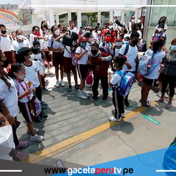 Gobierno elimina metro de distancia en las aulas y busca el 100% de presencialidad