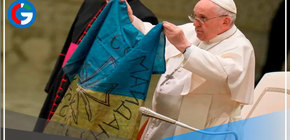 El papa Francisco besó una bandera de Ucrania