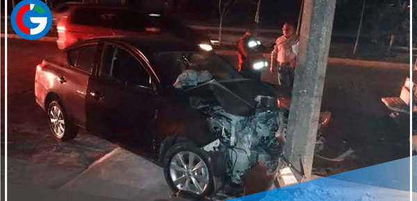 Cercado de Lima: Una camioneta impacta contra un poste