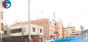 Un ladrón amenaza con un arma a un niño y a su madre durante un robo en un minimarket