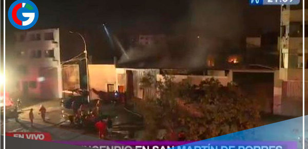 Gran incendio de un almacén en la Av. Los Alisos