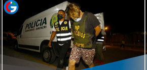 Cinco personas fueron detenidas junto al cuerpo de un hombre maniatado en su residencia