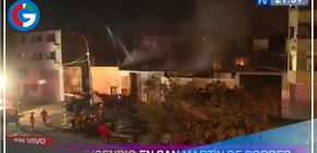 Gran incendio de un almacén en la Av. Los Alisos