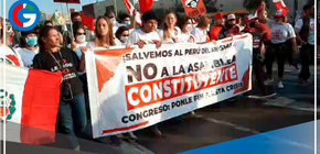 Protestas por las calles del centro de Lima en contra de la instalación de una Asamblea Constituyente