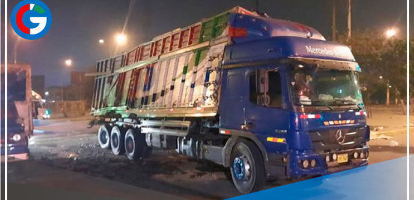 Camión choca con tren de carga y el conductor y copiloto escapan milagrosamente de la muerte