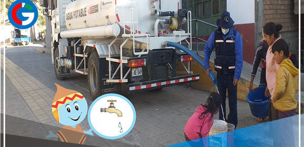 Apoyan con cisternas para distribución de agua potable a damnificados de deslizamiento