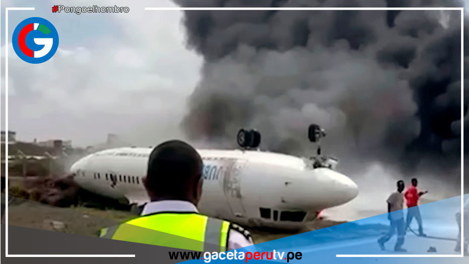 Somalia: Avión se estrella, termina volcado en medio del fuego y no hay muertos