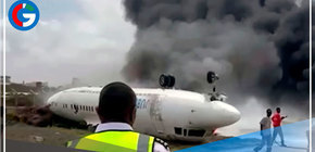 Somalia: Avión se estrella, termina volcado en medio del fuego y no hay muertos