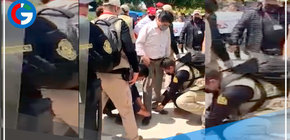 Miembros de la PNP amarran los zapatos al presidente de Perú, Pedro Castillo, durante su recorrido por San Martin