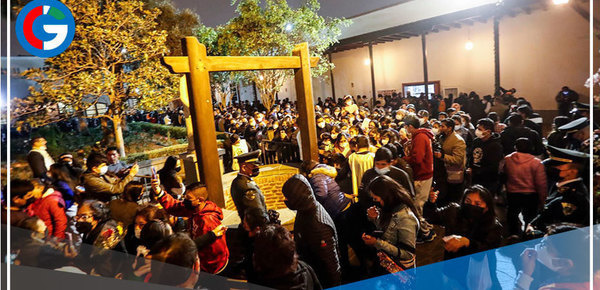Cercado de Lima: Fieles desafiaron el frío y la noche para pedir su deseo