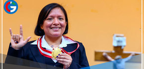 Lima: tiene sordera y obtiene nota 19 al recibirse de doctora en Administración 