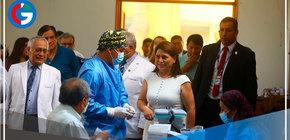 Profesionales médicos comenzaron a recibir vacuna bivalente 