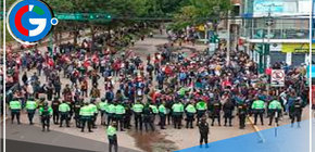 Manifestantes y agentes de la PNP se enfrentan con hondas y bombas lacrimógenas