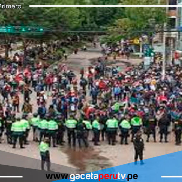 Manifestantes y agentes de la PNP se enfrentan con hondas y bombas lacrimógenas