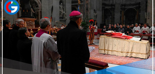 Miles desfilan para despedir a Benedicto XVI en la basílica de San Pedro
