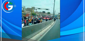 Grupo de manifestantes pasaron por la Panamericana Norte en Comas en dirección al Centro de Lima