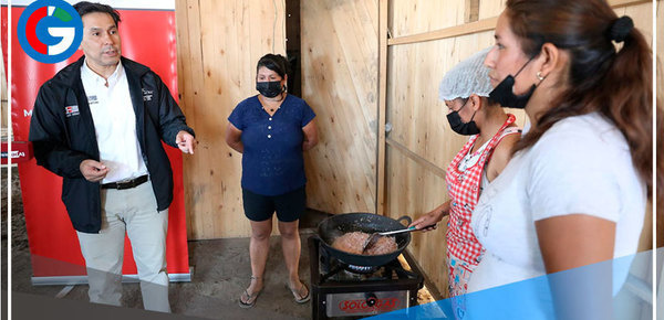 Ministro Julio Demartini verifica atención de olla común y comedor popular en Comas