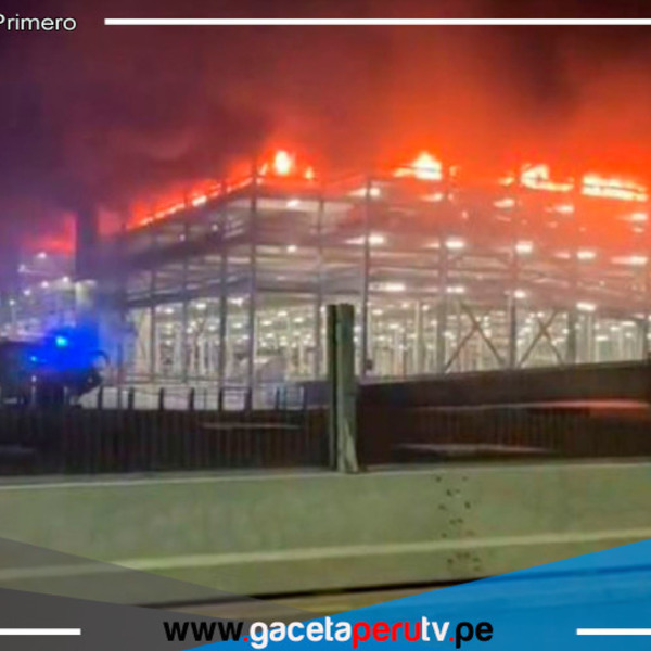 Suspenden todos los vuelos en el aeropuerto de Luton, en Londres, tras un gran fuerte incendio