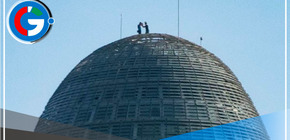 Dos hombres escalan la Torre Glòries sin ningún tipo de protección