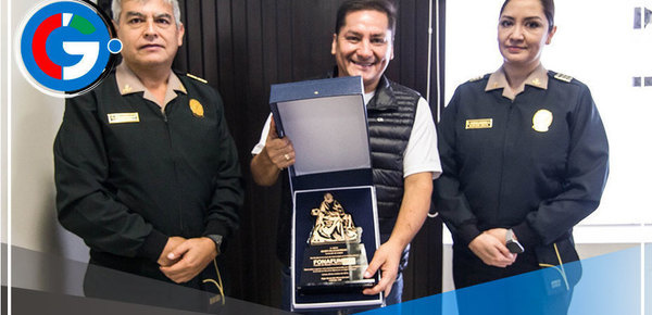 Alcalde de Comas, Ulises Villegas, Recibe Reconocimiento por Apoyo a Familias Policiales
