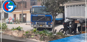 "¡Tráiler en Collique hace de las suyas: ¡Berma Central hecha trizas y depósito ferretero cerrado por falta de papeles!"