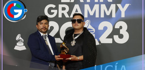 Gustavo Ramírez y Kayfex ganan premio al 'Mejor diseño de empaque' en los Latin Grammy 2023 