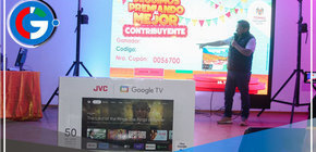 Alcalde de Comas, Ulises Villegas Rojas, Premia a los Mejores Contribuyentes 