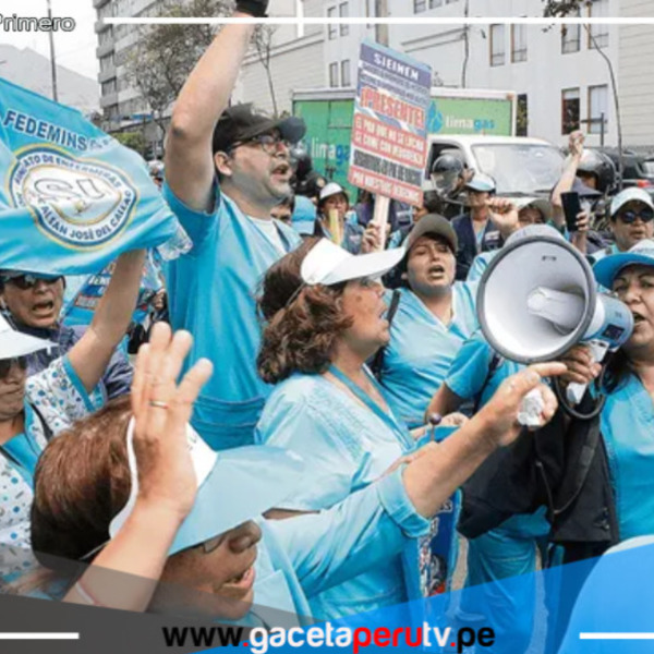 Profesionales de la salud y educadores marchan en protesta por la asignación presupuestaria