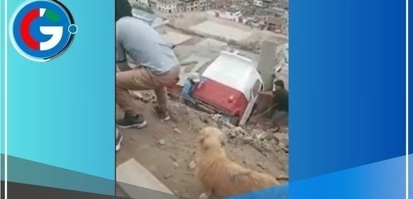 Mototaxi cae sobre vivienda en el distrito de Villa Maria del Triunfo