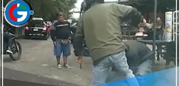  Trujillo: Captan violento asalto a trabajador frente a un mercado