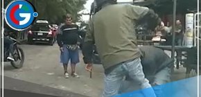  Trujillo: Captan violento asalto a trabajador frente a un mercado