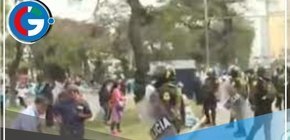 Policía dispersa con gas lacrimógeno a manifestantes frente a sede del Minsa 