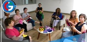 Tejedoras adultas donan ropa para bebés a la ex Maternidad de Lima